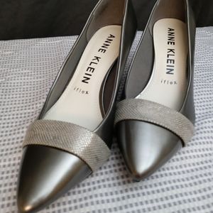 Women's Size 8M ANNE KLEIN iflex Pewter Pumps.